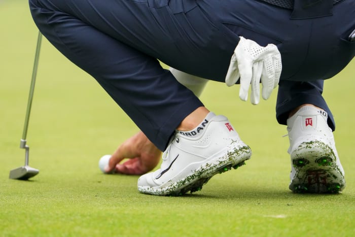 View of Scottie Scheffler's white golf shoes.